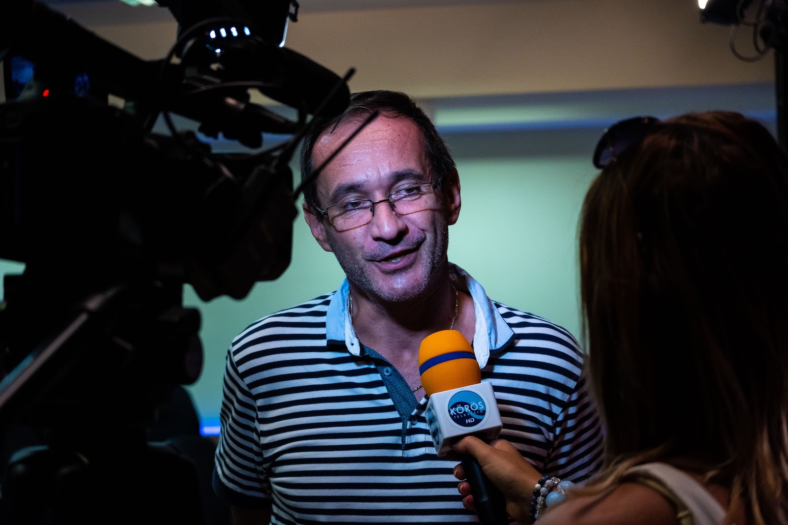 Varga Viktor a Sógornők olvasópróbáján nyilatkozik a Körös TV riporterének, Szigeti Annának (Fotó: Babák Zoltán)