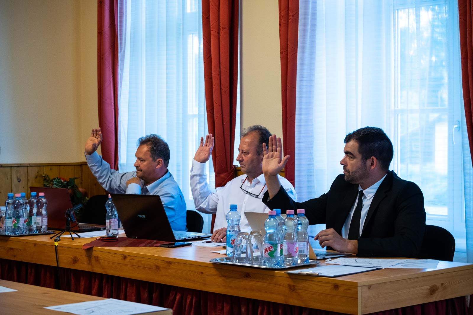 Szavaz a testület Békésszentandráson (Fotó: Babák Zoltán)