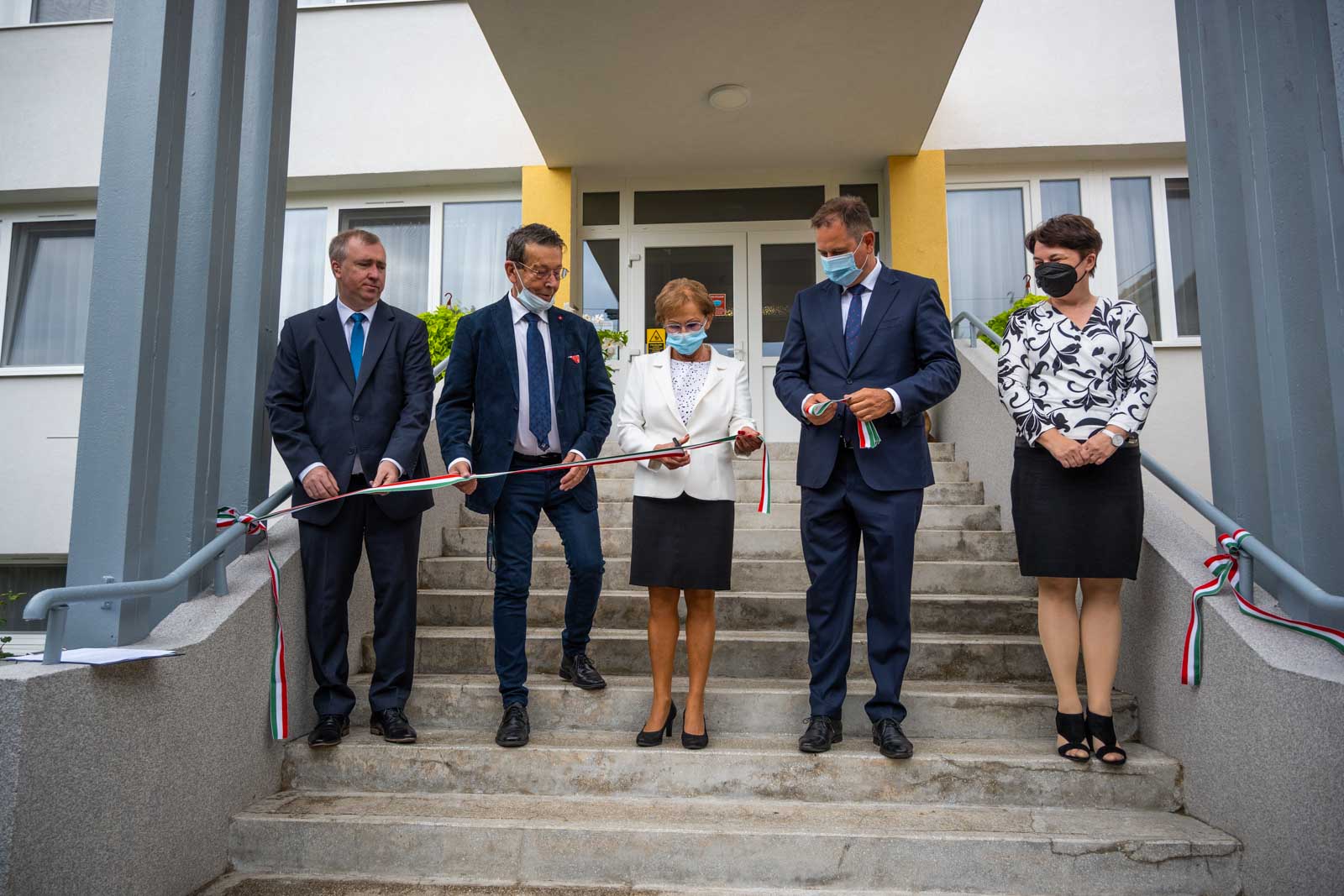 Simon István Tamás kancellár, Babák Mihály polgármester, Kovács Zsuzsanna főigazgató, Dankó Béla országgyűlési képviselő és Ozsváth Zsuzsanna a Székely kollégiumának ünnepélyes átadóján (Fotó: Babák Zoltán)