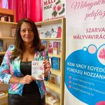 Bartus Betti és a Mályvavirág Alapítvány új kiadványa, a HPV mindentudó zsebkönyv, a MÁLYVAZSEB (Fotó: S-L.I.)