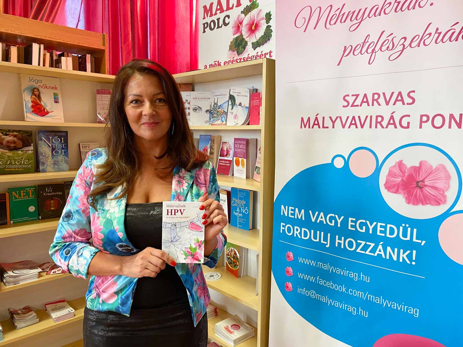 Bartus Betti és a Mályvavirág Alapítvány új kiadványa, a HPV mindentudó zsebkönyv, a MÁLYVAZSEB (Fotó: S-L.I.)