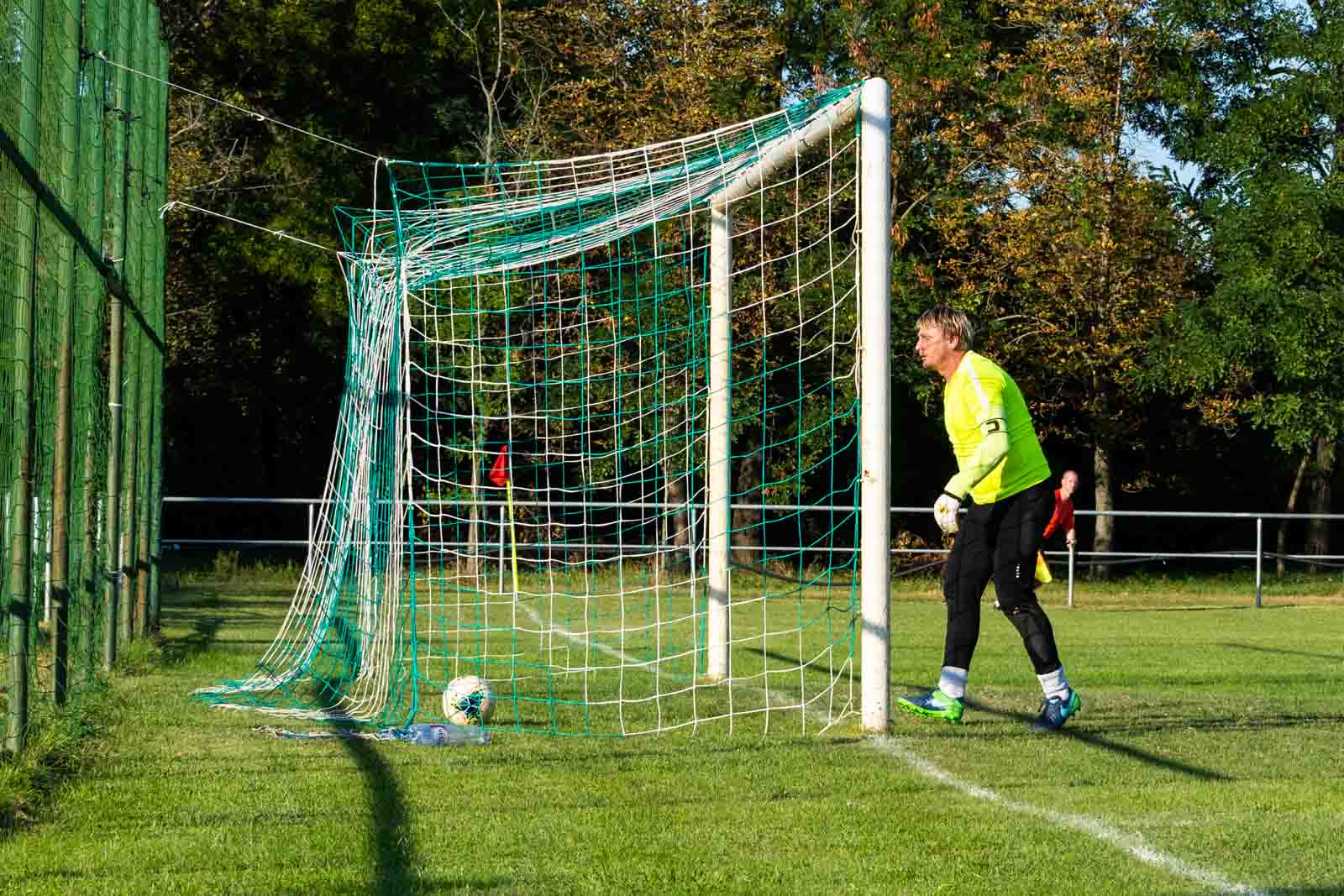 A mérkőzés jellemző pillanata: Farkas Zsolt battyog a labdáért (Fotó: Babák Zoltán)