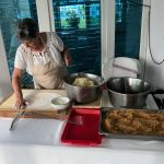 Melis Pálné, azaz Pörka néni kilenc órában gyúrta, töltötte, főzte, kínálta a gombócokat.