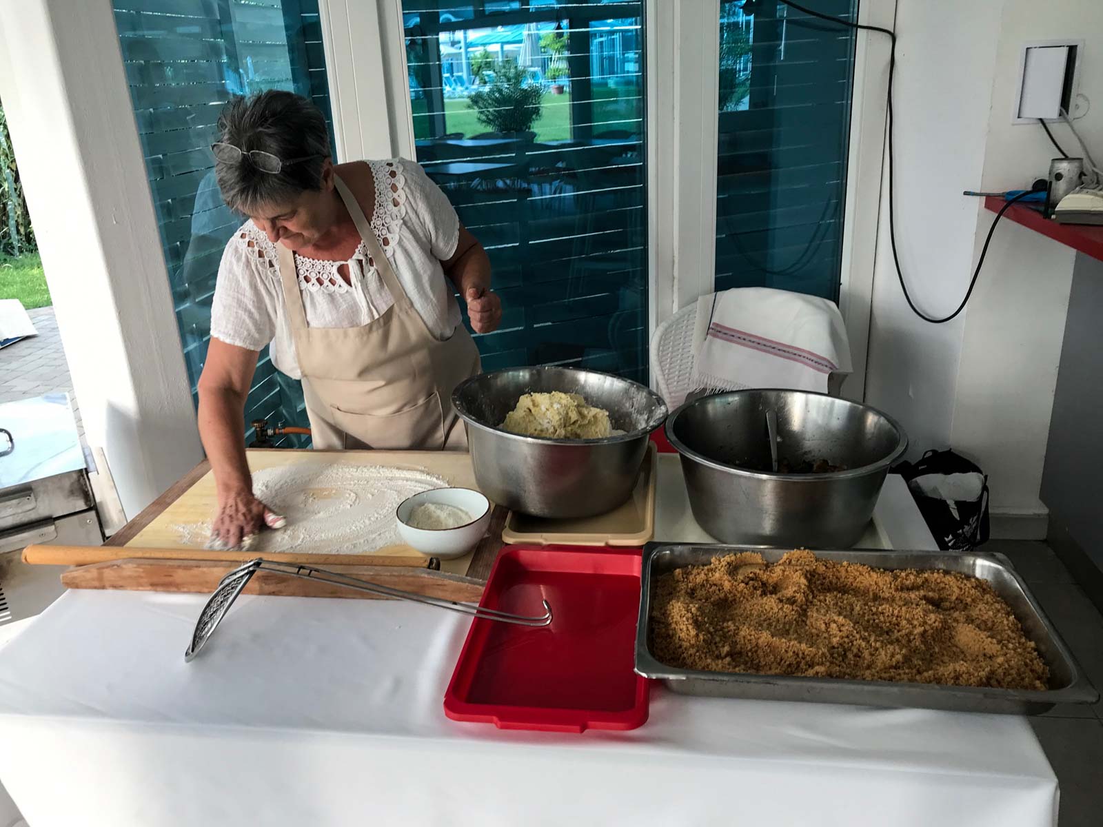 Melis Pálné, azaz Pörka néni kilenc órában gyúrta, töltötte, főzte, kínálta a gombócokat.