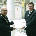 Ft. Dr. Kozma Gábor, a Gál Ferenc Egyetem rektora átadja a c. egyetemi docensi címet igazoló oklevelet Bírò Gyulának
