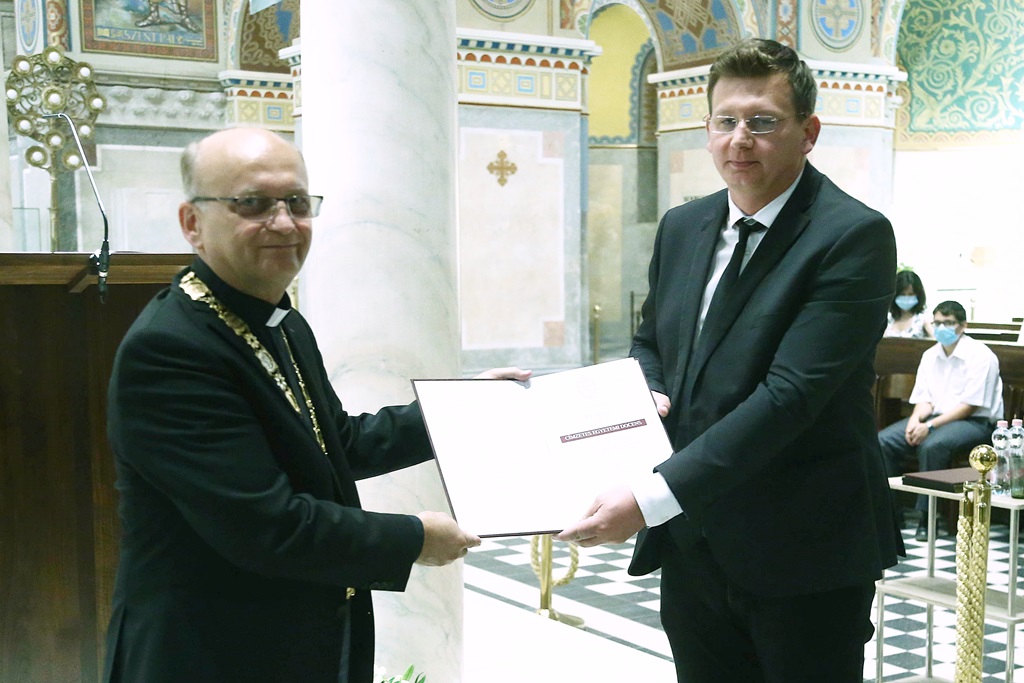 Ft. Dr. Kozma Gábor, a Gál Ferenc Egyetem rektora átadja a c. egyetemi docensi címet igazoló oklevelet Bírò Gyulának