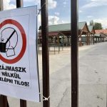 Figyelmeztető tábla a piac bejáratán (Fotó: Babák Zoltán)