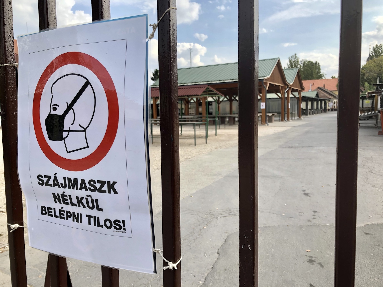 Figyelmeztető tábla a piac bejáratán (Fotó: Babák Zoltán)
