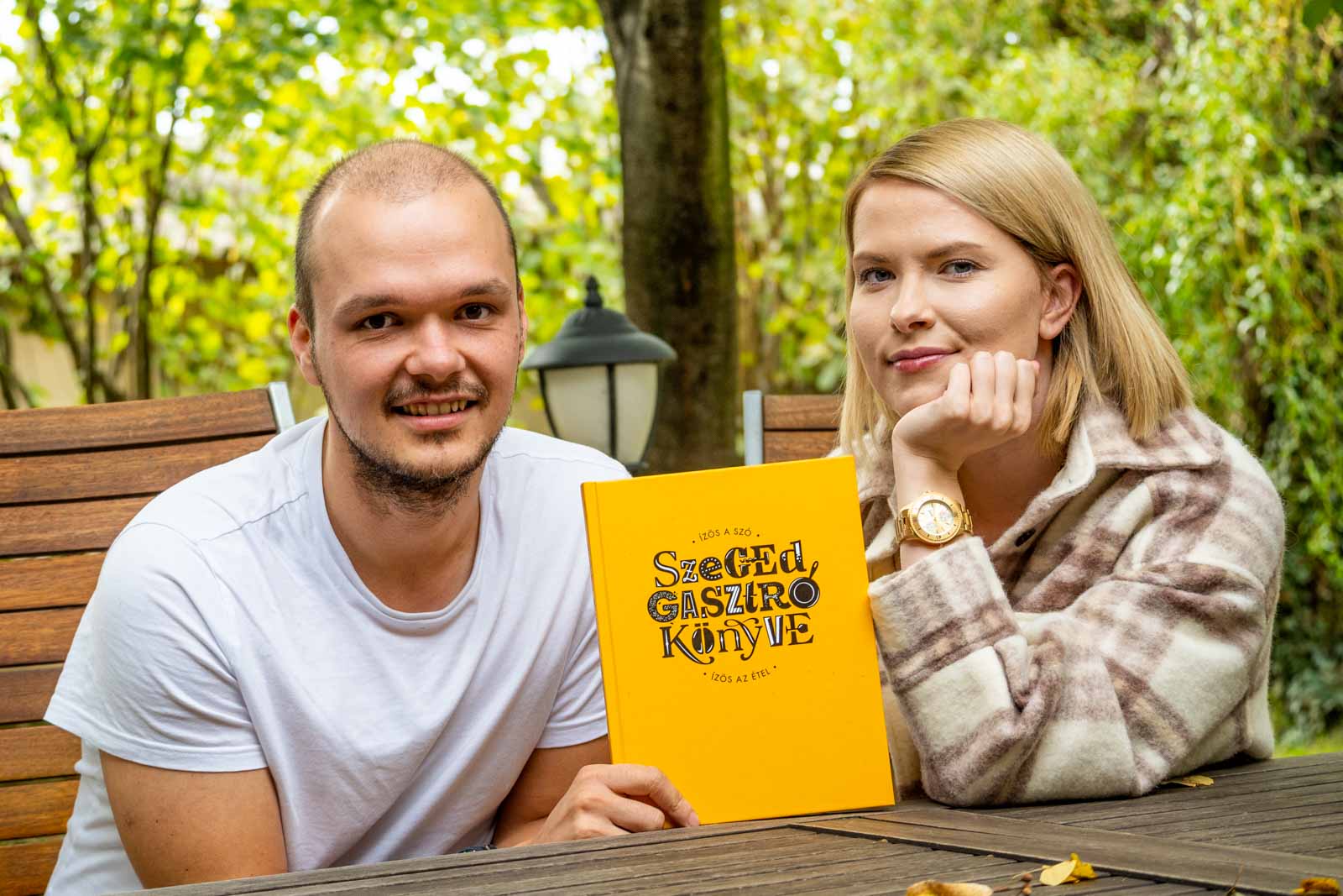 Fabó Gergő és Székely Alexandra könyvükkel, Szeged gasztró könyvével (Fotó: Babák Zoltán)