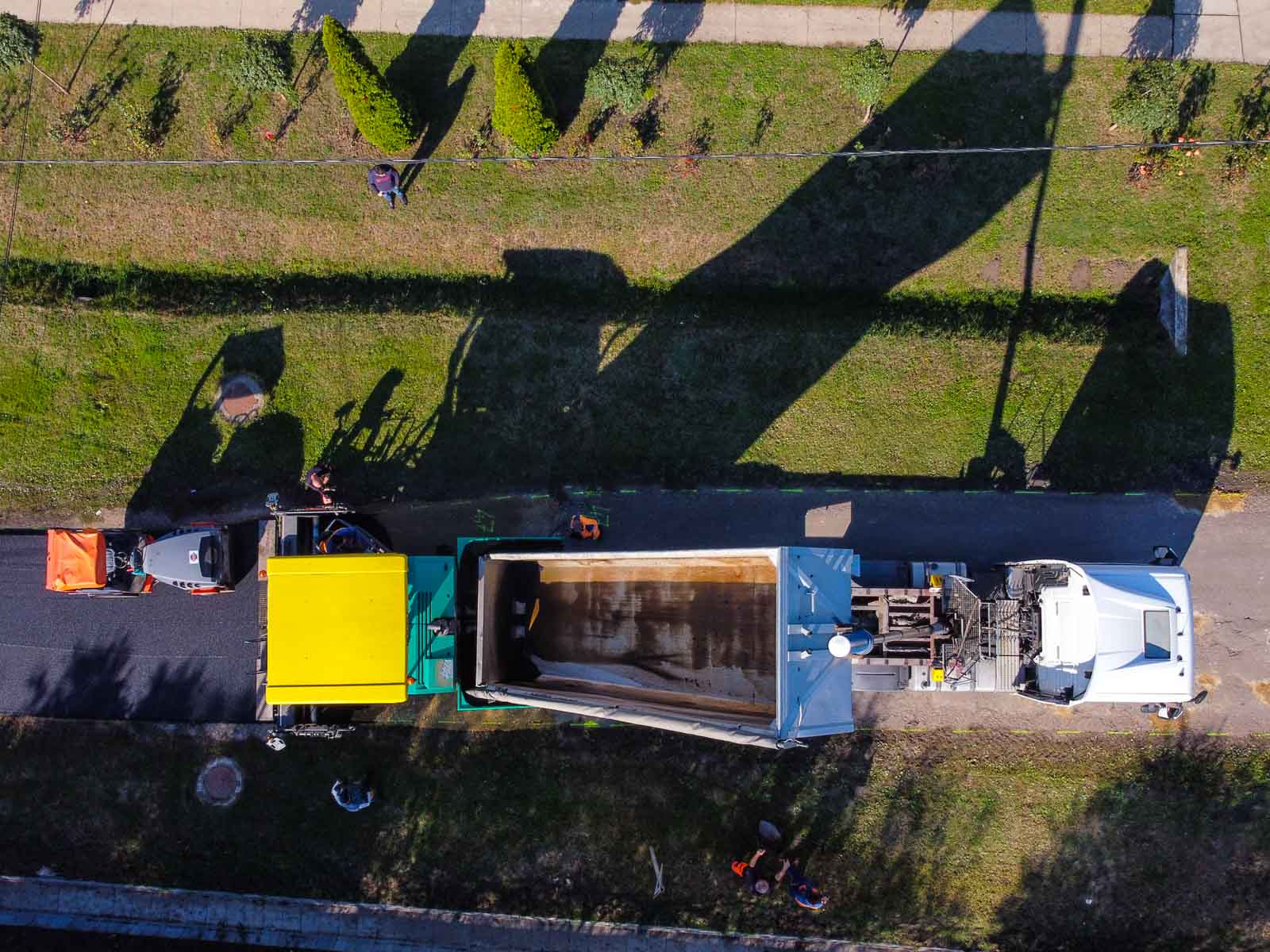 Aszfaltozzák az Iskola utcát Csabacsűdön (Fotó: Babák Zoltán)