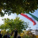 A Kossuth-téren felvonják az 56-os lobogót (Fotó: Babák Zoltán)