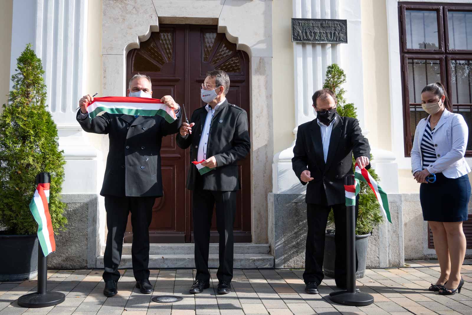 Zalai Mihály az átvágott nemzeti színű szalaggal a TSM átadóján (Fotó: Babák Zoltán)