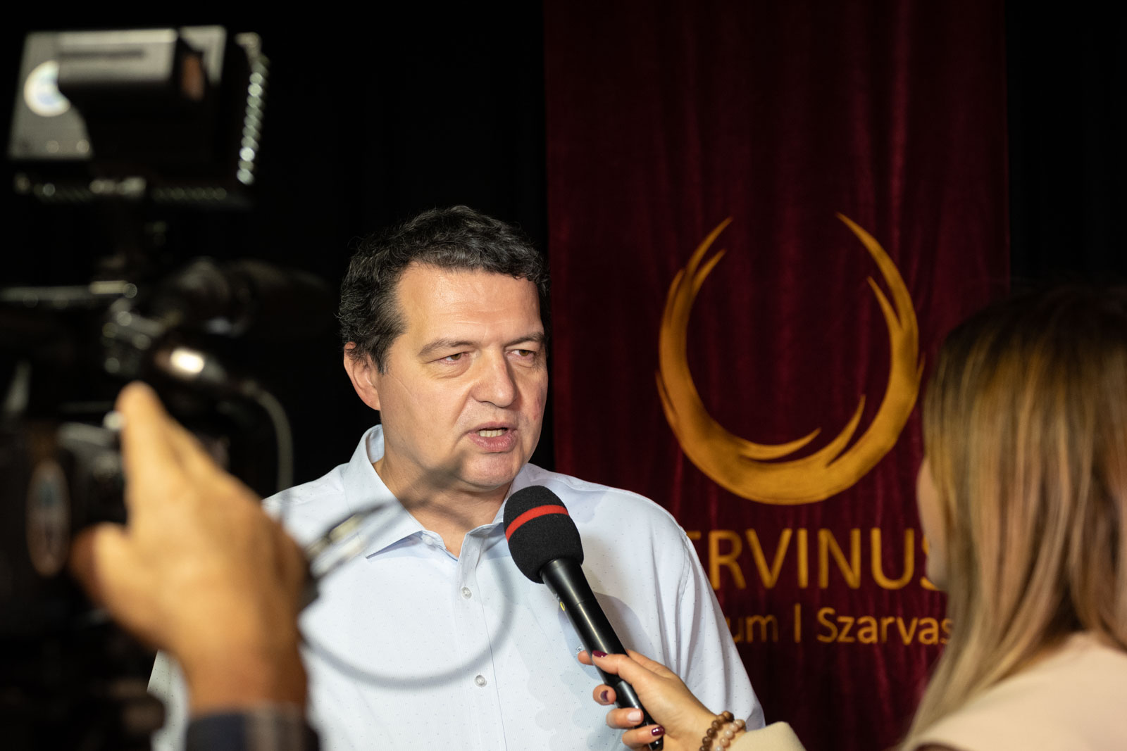 Belinszki Zoltán interjút ad a Körös TV stábjának a Twist Olivér olvasópróbájának a szünetében 2020. október 26-án (Fotó: Babák Zoltán)