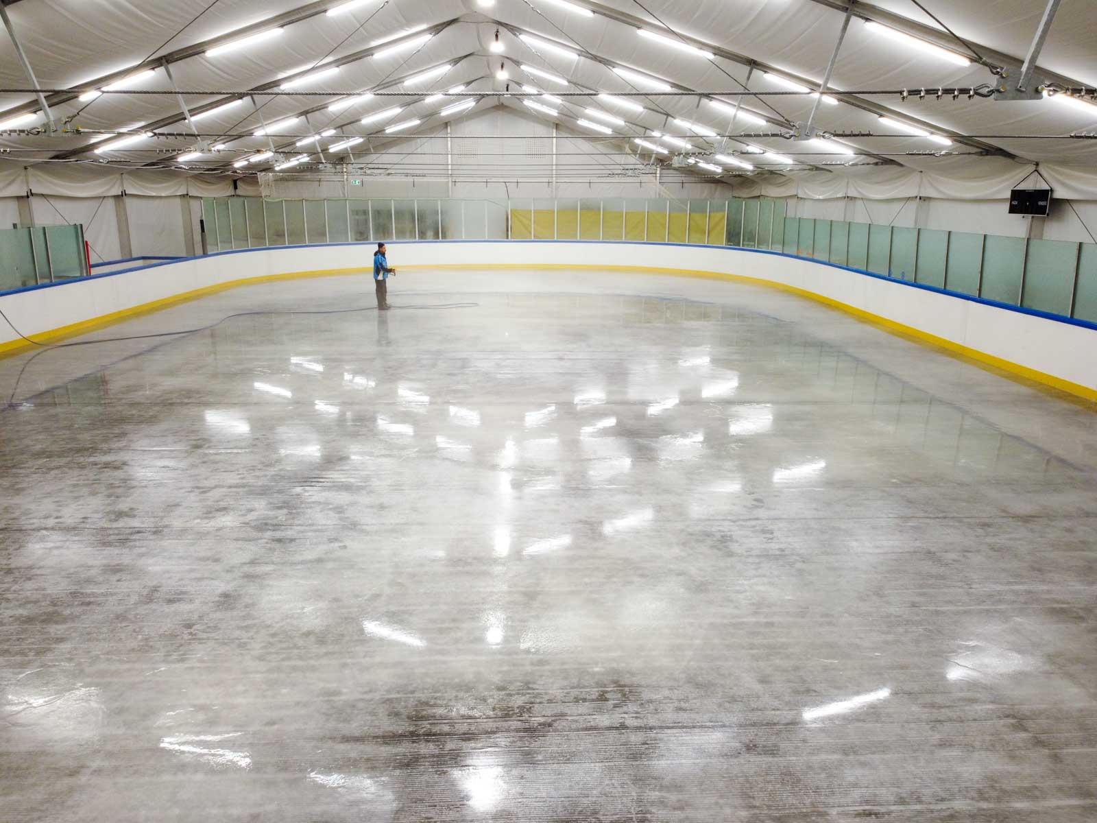 Hizlalják a jeget a szarvasi jégpályán (Fotó: Babák Zoltán)