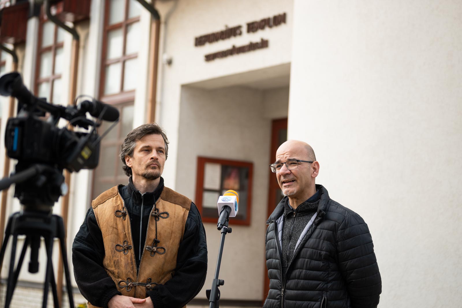 Czerjak Attila, a református gyülekezet gondnoka és Tóth Zoltán gyülekezeti tag (Fotó: Babák Zoltán)