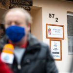 Molnár József polgármester a Körös TV stábját tájékoztatja (Fotó: Babák Zoltán)