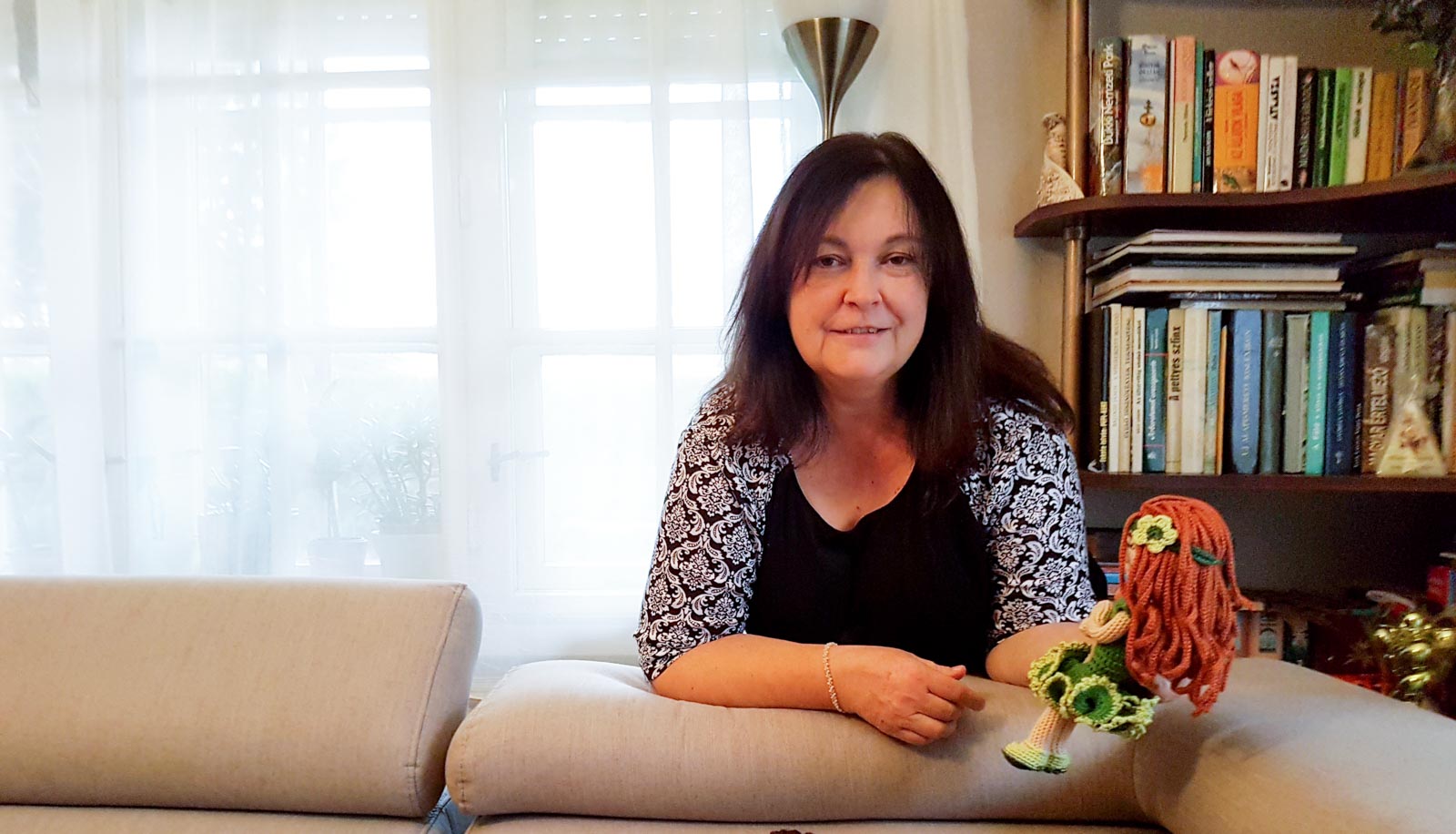 Szironyné Zsabka Edit, azaz Zsedi egyik amigurumi babájával