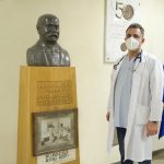 Dr. Duray Gergő főigazgató László Elek szobránál (Fotó: Facebook)