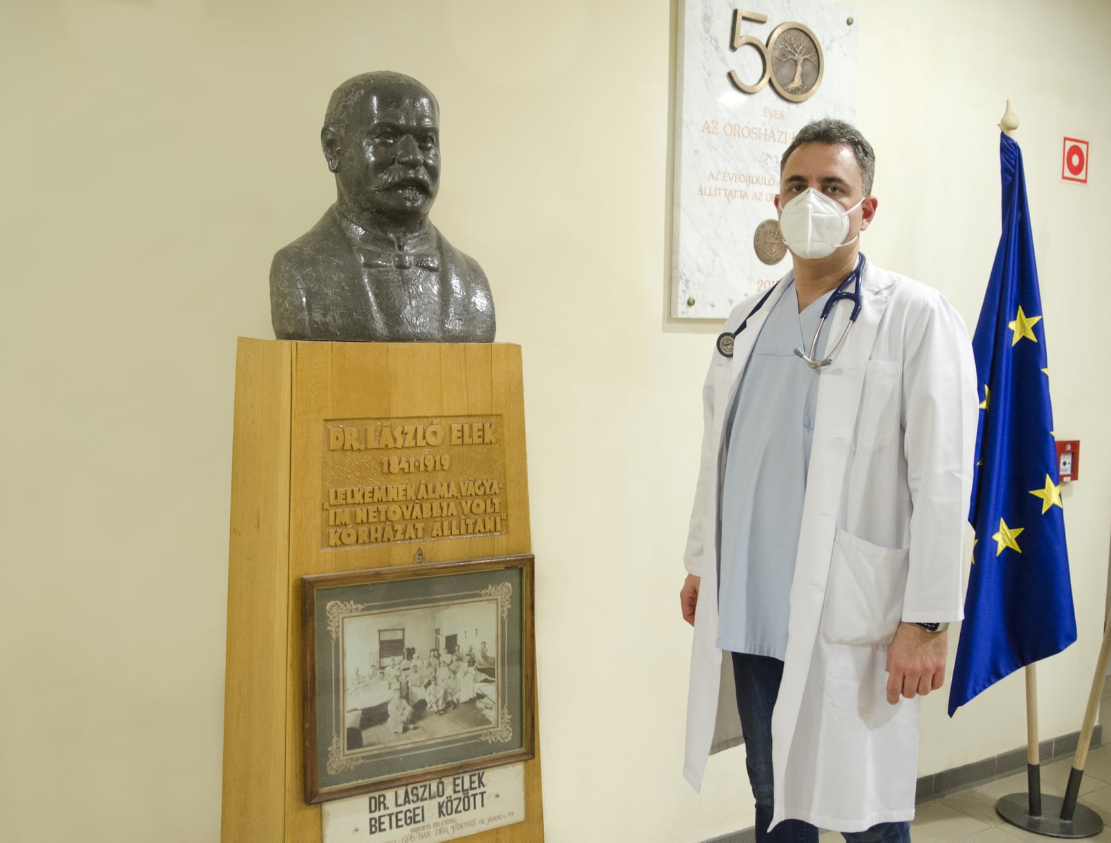 Dr. Duray Gergő főigazgató László Elek szobránál (Fotó: Facebook)