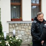 Czesznak János a csabacsűdi adventi koszorú előtt (Fotó: Babák Zoltán)
