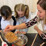 Pozsgai Boglárka és Kepenyes Darida Zóra Annával a konyhában