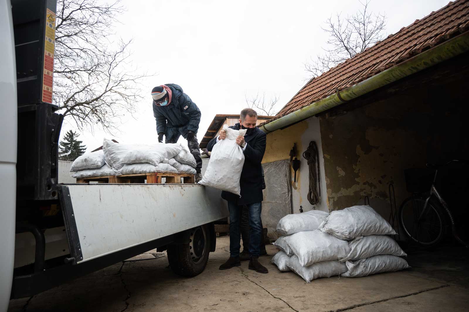 Dankó Béla segít lepakolni a barnakőszenet egy csabacsűdi családi ház udvarán (Fotó: Babák Zoltán)