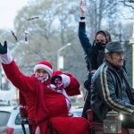 Az igazi Mikulás és Krampusza szaloncukrot szór gyerekeknek (Fotó: Babák Zoltán)