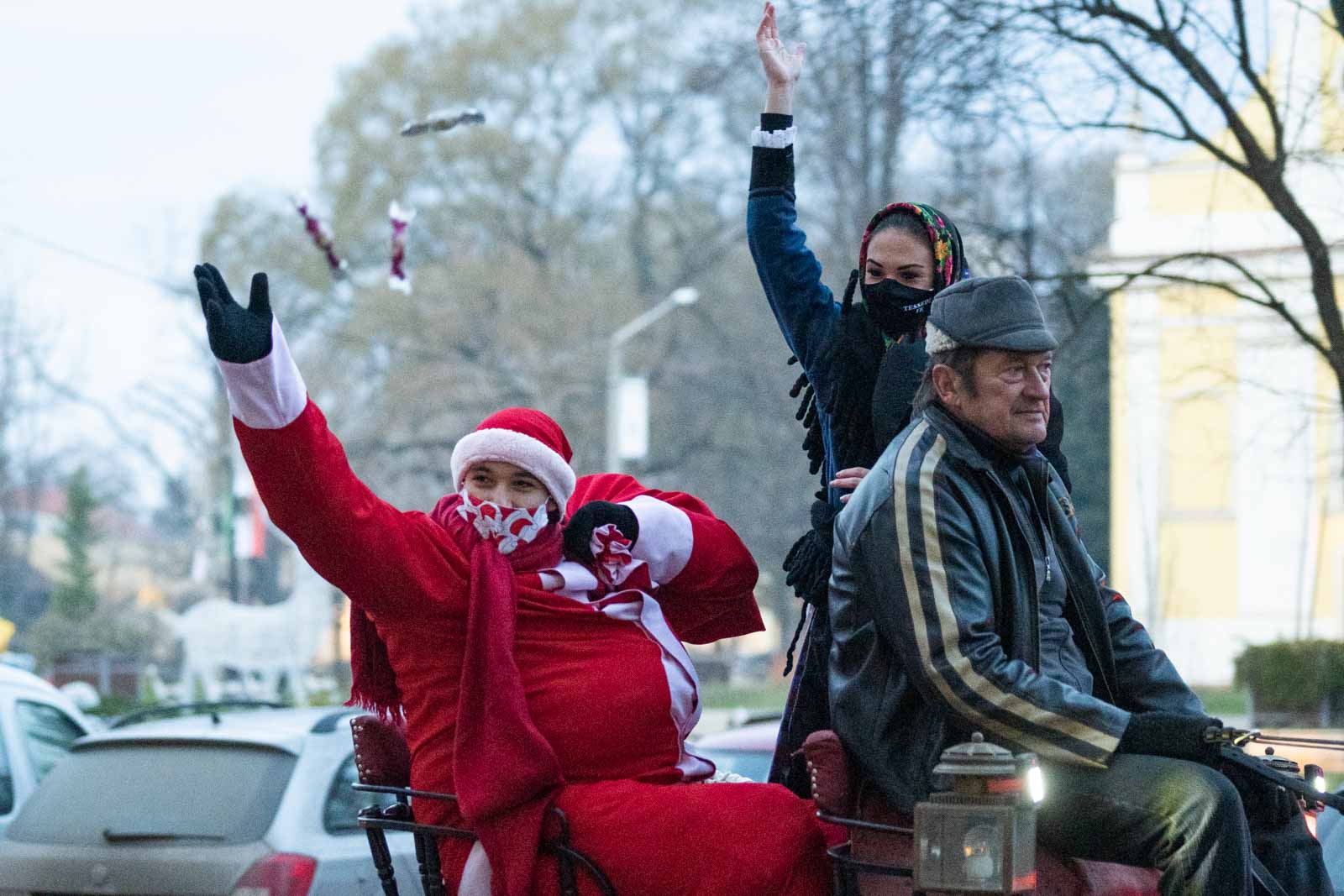 Az igazi Mikulás és Krampusza szaloncukrot szór gyerekeknek (Fotó: Babák Zoltán)