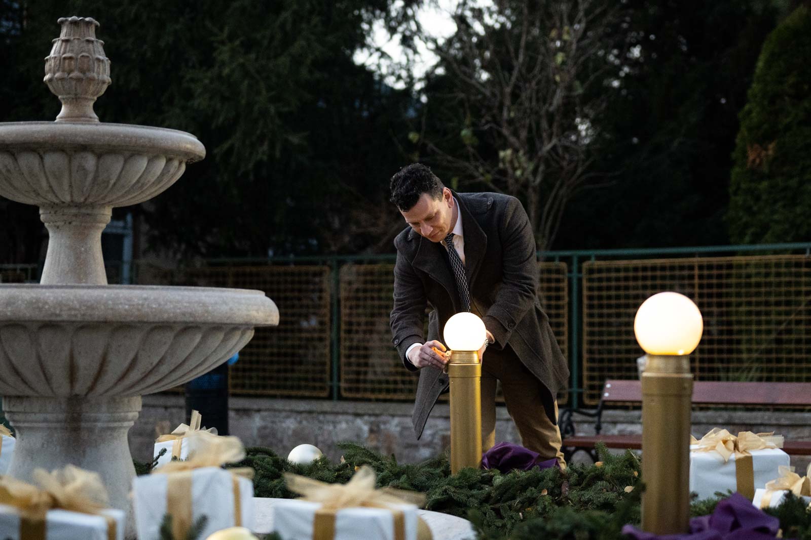 Lesfalvi Balázs alpolgármester meggyújtja a második gyertyát (Fotó: Babák Zoltán)