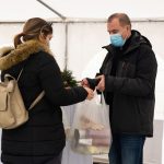 Hodálik Pál, az Emberöltő Alapítvány egyik alapítótagja átad egy csomagot (Fotó: Babák Zoltán)