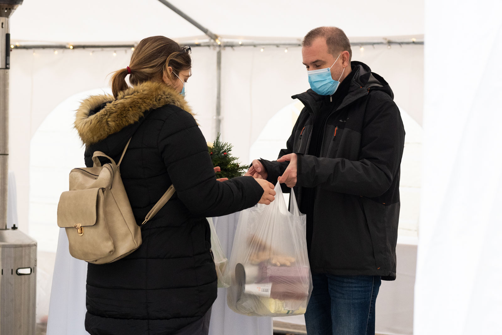 Hodálik Pál, az Emberöltő Alapítvány egyik alapítótagja átad egy csomagot (Fotó: Babák Zoltán)