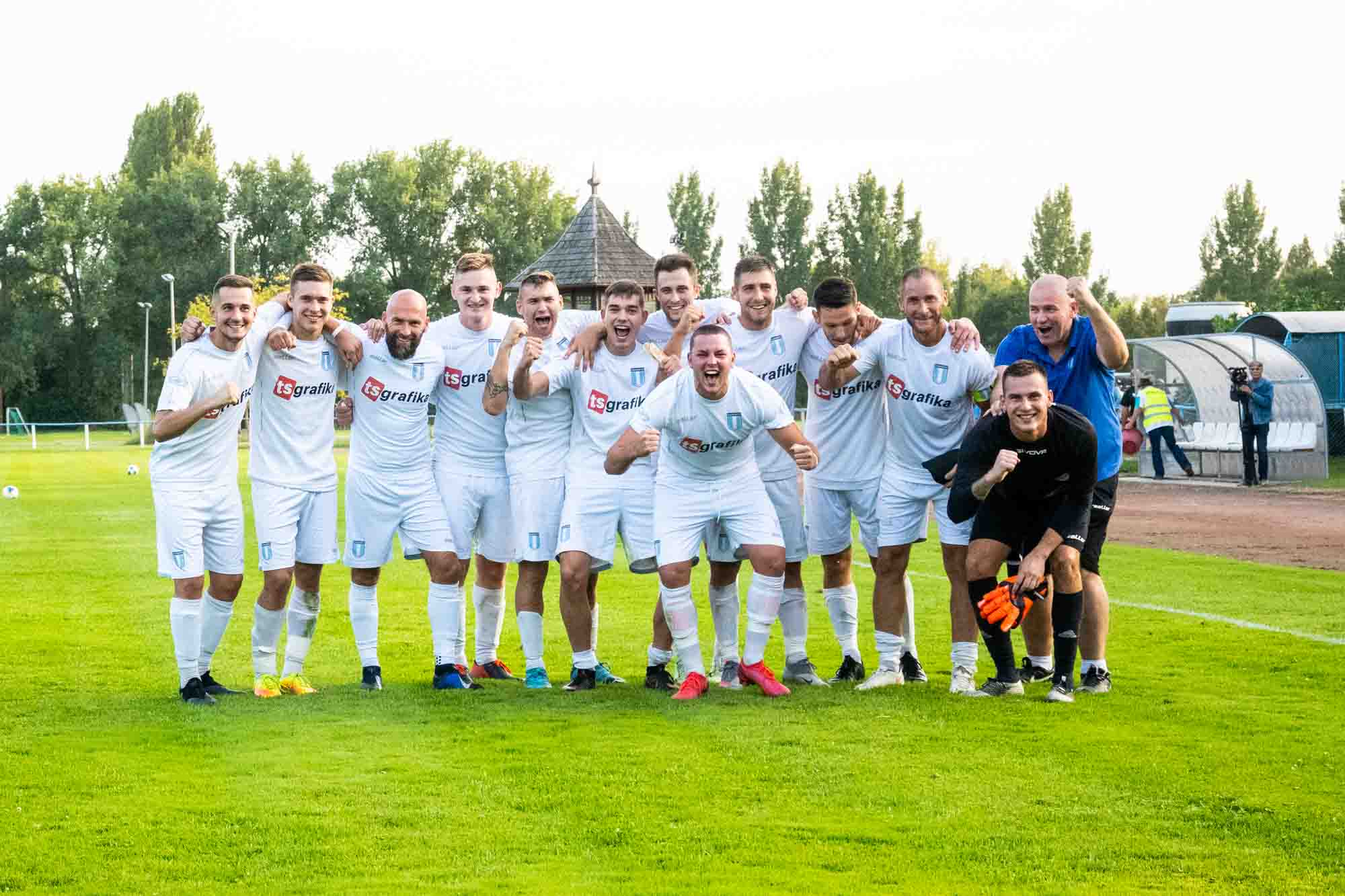 Győzelmi öröm a Szarvasi FC Mezőhegyesi SE elleni aratott bravúros győzelme után (Fotó: Babák Zoltán)