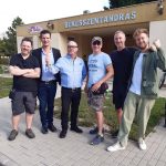 Dr. Lesfalvi Balázs (b2) mellett bal oldalon Mr. T, jobb oldalon Drew Pritchard, a nagy sikerű Discovery Channel sorozat műsorvezetői és a Salvage Hunters stábjának tagjai Békésszentandráson
