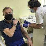 Dr. Kozma György megkapja az első oltást a Békés Megyei Központi Kórházban (Fotó: Facebook)