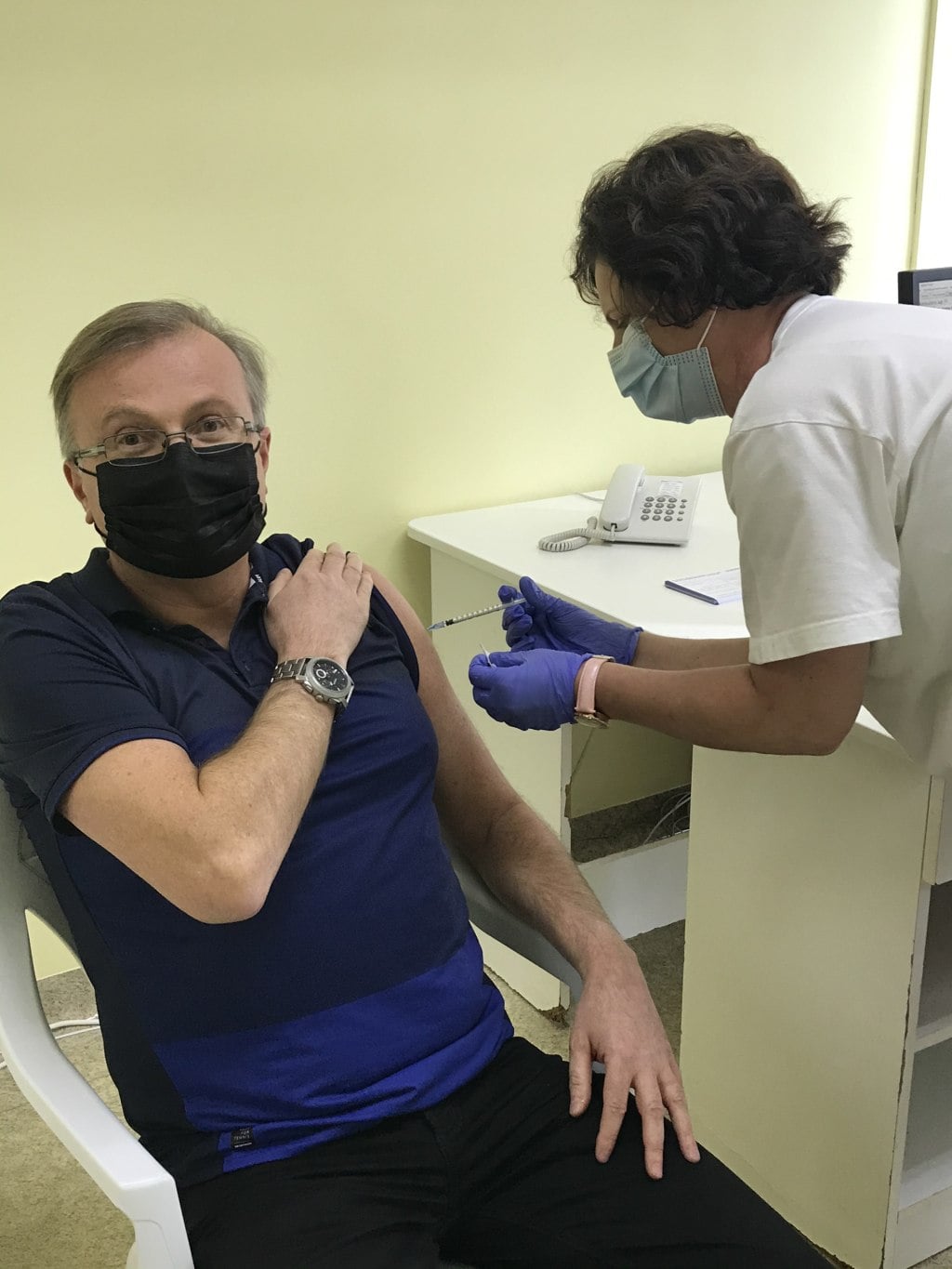 Dr. Kozma György megkapja az első oltást a Békés Megyei Központi Kórházban (Fotó: Facebook)