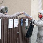 A Körös Művelődési Ház és Könyvtár munkatársai zárt kapun keresztül szolgálják ki a látogatókat