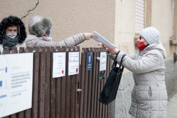 A Körös Művelődési Ház és Könyvtár munkatársai zárt kapun keresztül szolgálják ki a látogatókat