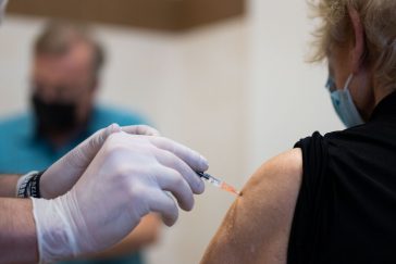 Oltás a Pfizer/BioNTech vakcinájával (Fotó: Babák Zoltán)