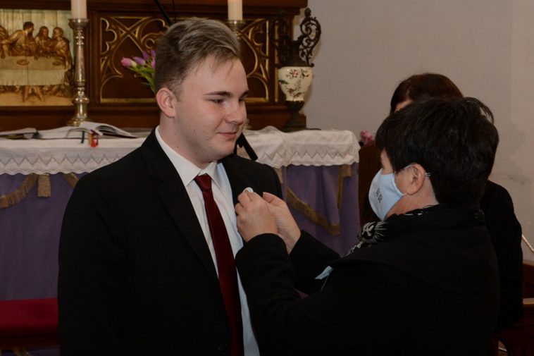 Szalagtűzés az Útmutató istentiszteleten