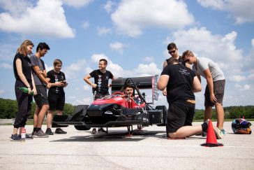 Munka közben a BME FRT tagjai