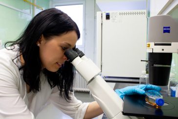 Hudák Anett munka közben