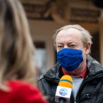 Molnár József polgármester a Körös TV stábjának nyilatkozik a Hársliget Óvoda előtt 2020. november 17-én