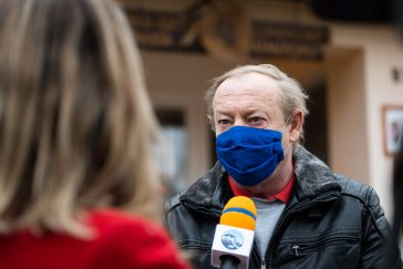 Molnár József polgármester a Körös TV stábjának nyilatkozik a Hársliget Óvoda előtt 2020. november 17-én