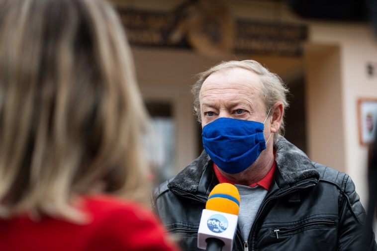 Molnár József polgármester a Körös TV stábjának nyilatkozik a Hársliget Óvoda előtt 2020. november 17-én