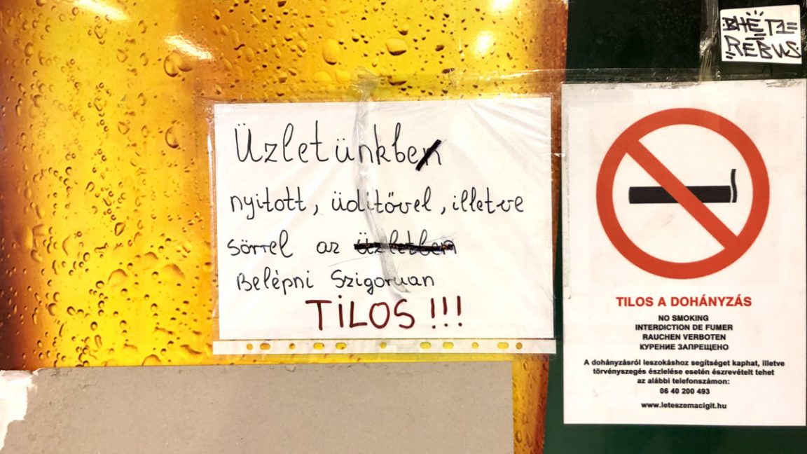 Tiltó kiírás egy üzlet ajtaján