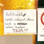 Tiltó kiírás egy üzlet ajtaján