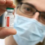 Szputnyik V koronavírus elleni vakcinát mutat Hegyi Tibor főgyógyszerész Békéscsabán, a Békés Megyei Központi Kórház Dr. Réthy Pál Tagkórházában 2021. március 9-én