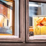 Hegedűs Judit festményei a Körös Művelődési Ház ablakaiban