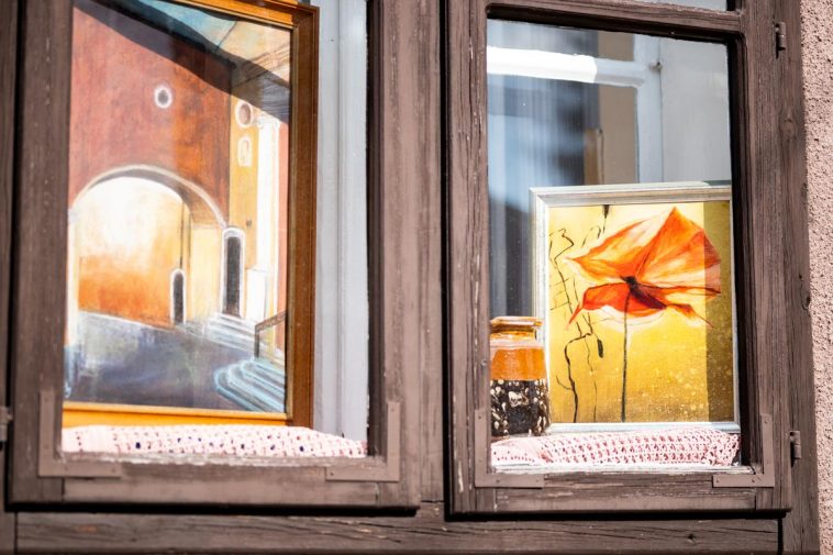 Hegedűs Judit festményei a Körös Művelődési Ház ablakaiban