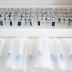 Vakcinával teli ampullák és oltásra előkészített fecskendők